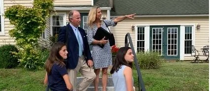 72219_Chrissie_pointing.jpg