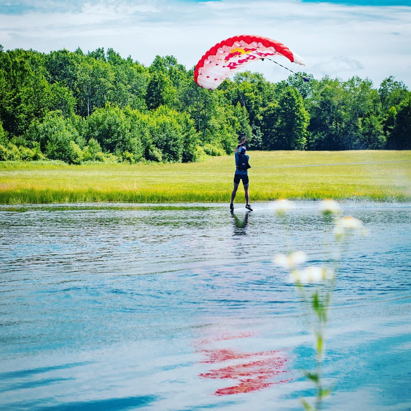 Days of summer 2021 😎☀️💦
.
📸 @feliperodas23 
.
.
#daysofsummer #endlesssummer #skydive #swoop #newyorksummer #upstateny #cominginhot #blindman #swoop ##swoopfari #swoopfreestyle #coasttocoast #pond #water #parachute