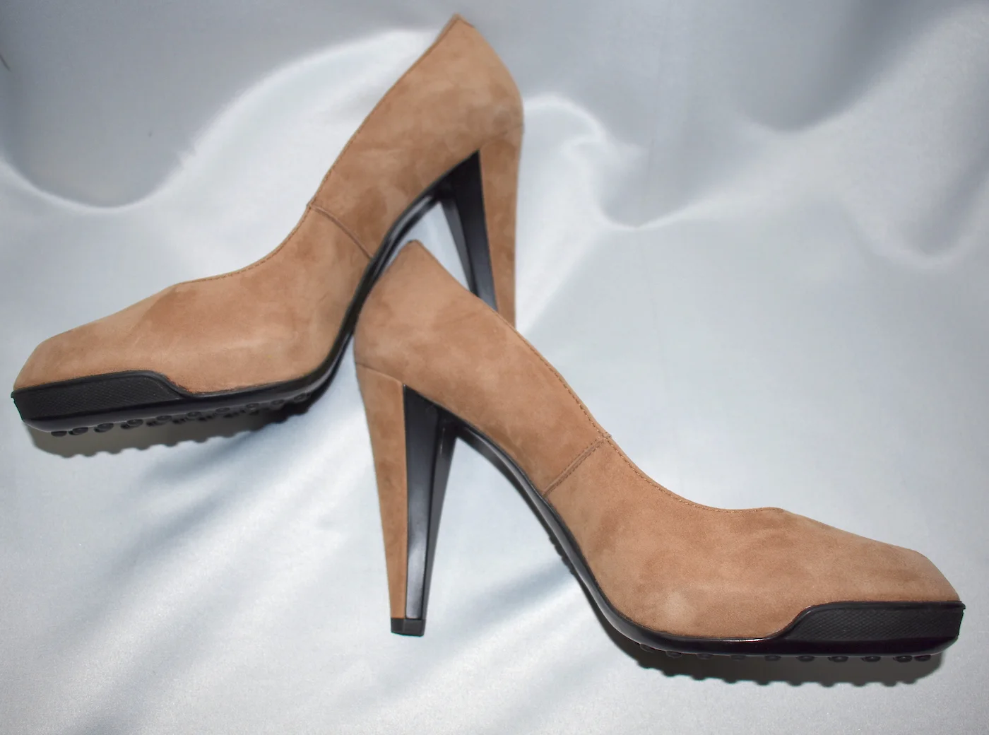 #3A TODS BEIGEHEELED COURT SHOES SIDES.JPG