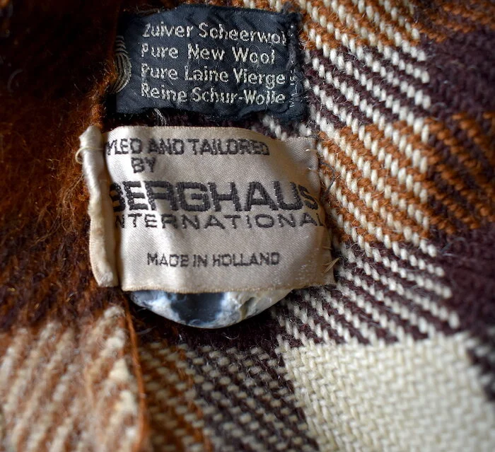 #41AW VINTAGE BERGHAUS INTERNATIONAL PURE NEW WOOL PLAID CAPE LABEL