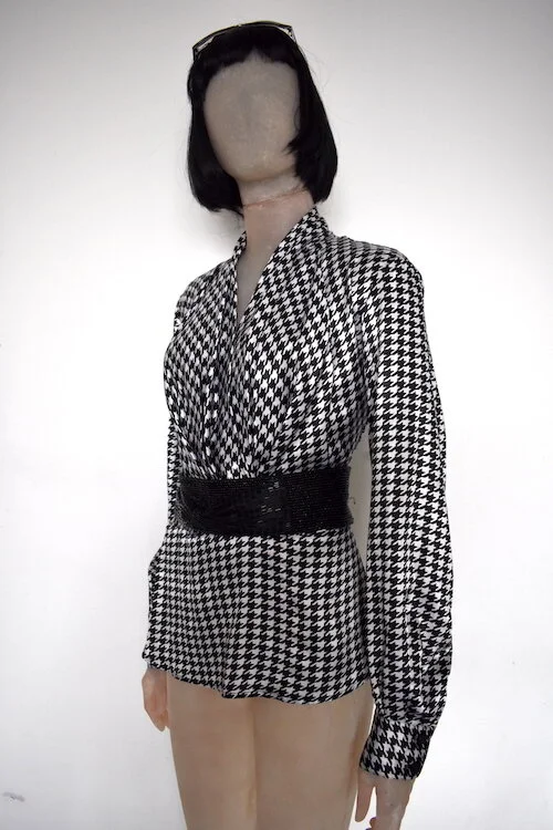 #9AW MONOCHROME HOUNDSTOOTH SILKY LONG SLEEVE BLOUSE