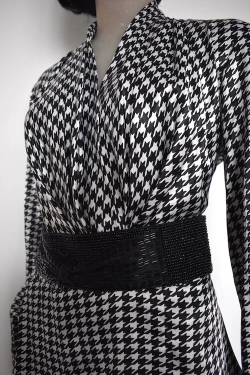 #9AW MONOCHROME HOUNDSTOOTH SILKY LONG SLEEVE BLOUSE