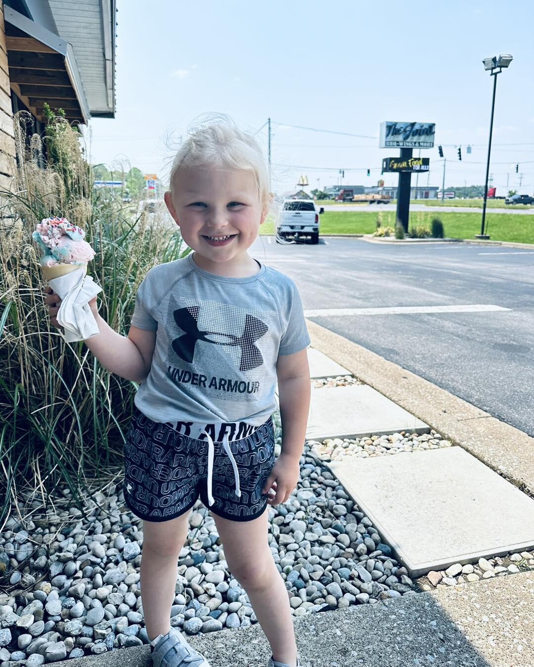 🍦Happy Sunday🍦
Emarie thinks everyone needs a scoop of Icecream on a cone today!

#thejointbbq #happysunday #icecream