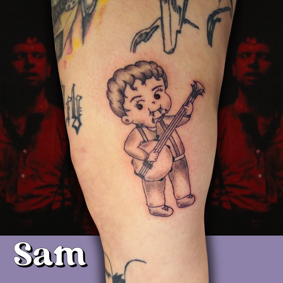 @samjadeink snapped with this one&mdash;look at lil Remmick go! 🪕🧛&zwj;♂️
 This custom Kewpie-style tattoo is based on the vampire from Sinners and yes, the red eyes are everything.
.
.
Sam&rsquo;s still booking at apprentice rates, so if you&rsquo
