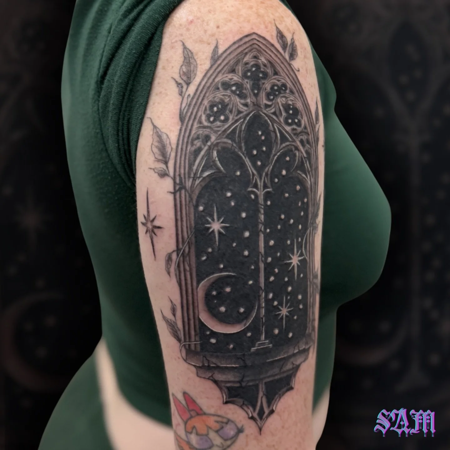 Sam (@samjadeink ) completely reimagined this piece into a stunning gothic window. Whether you need a cover-up or a fresh custom concept, Sam is officially booking for the beginning of June.

Secure your spot now - her calendar fills up fast:
🔗 Link