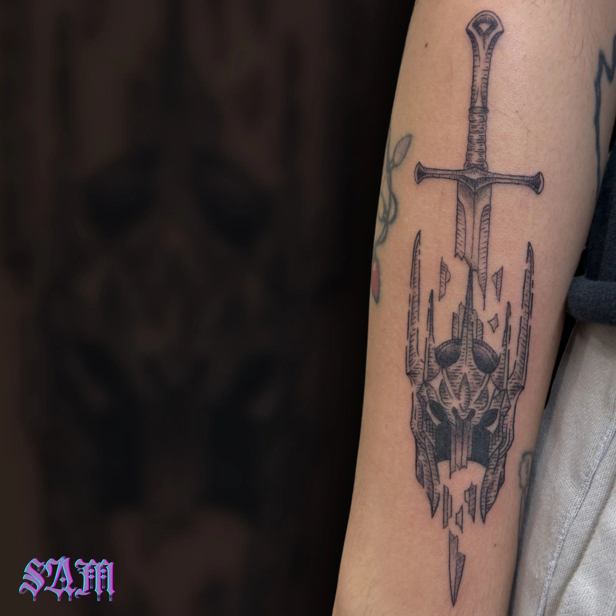 @samjadeink making Middle-earth proud with this incredible custom Sauron design. The combination of the Dark Lord&rsquo;s helmet with the shattered shards of Narsil is killer. 

Who else is feeling the call of Middle-earth?

If you&rsquo;re ready to 