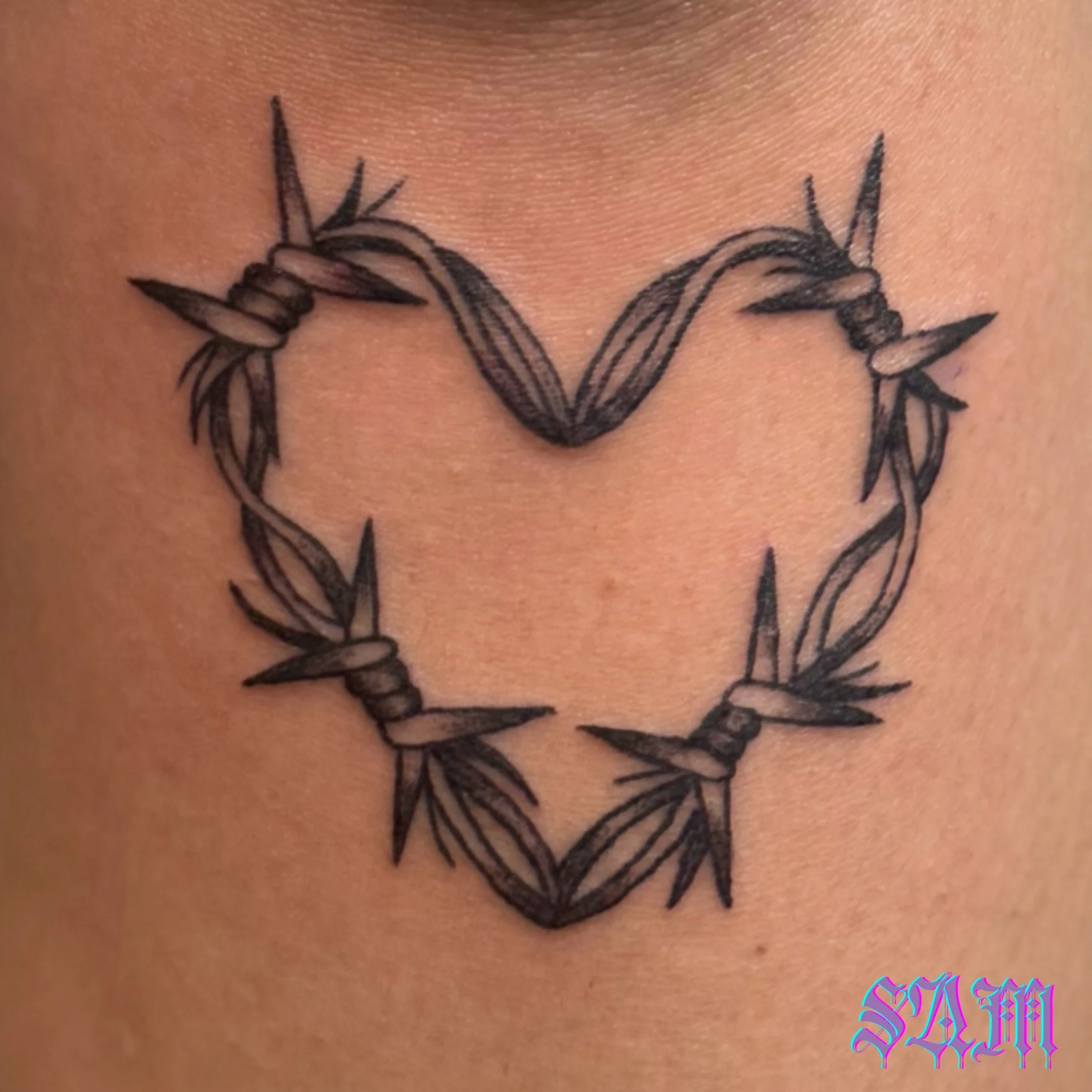 @samjadeink has been on a roll with these dark aesthetic pieces lately, and this barbed wire heart is no exception. It&rsquo;s simple, bold and looks incredible on skin. 

What&rsquo;s a design you&rsquo;ve been dying to see in Sam&rsquo;s style? Dro