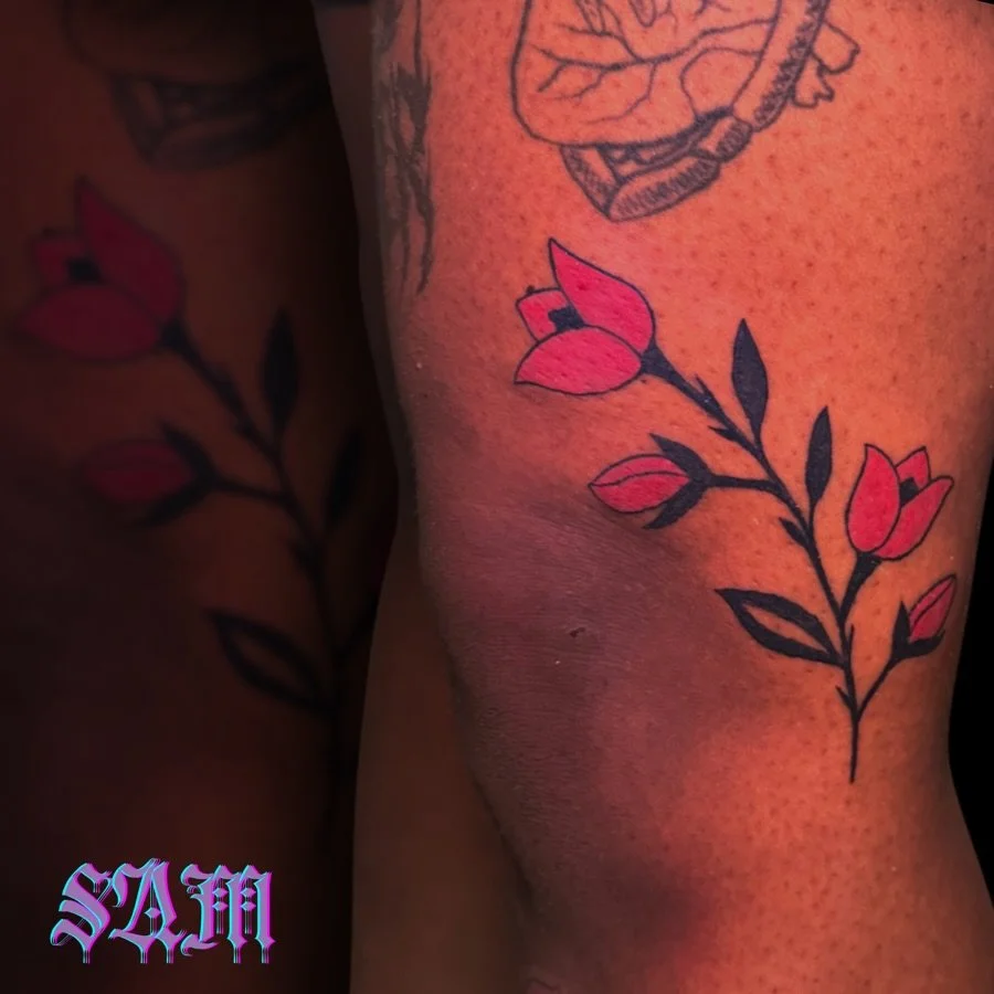 Fresh florals, built to pop. 
@samjadeink knocked this side-knee piece out of the park with smooth packing and crisp linework. Simple, vibrant, and perfectly placed.

Is a bold floral piece on your tattoo wishlist this season? Let&rsquo;s make it hap
