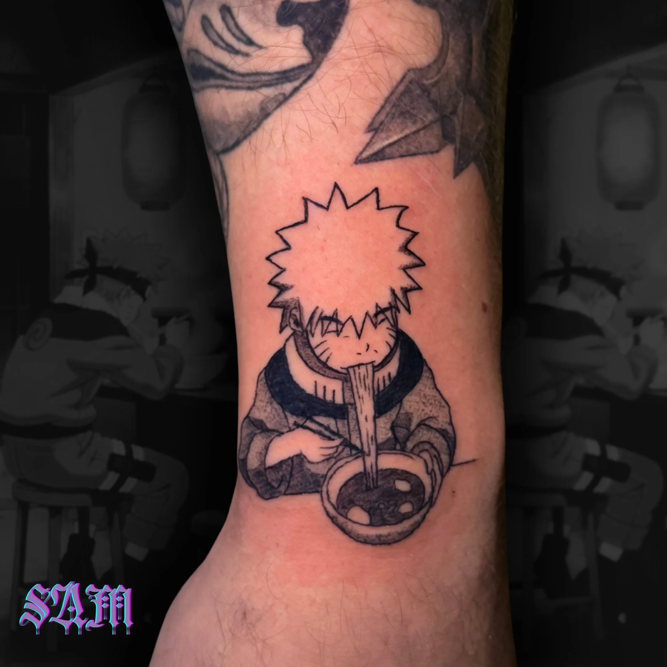 Nothing hits quite like a hot bowl of Ichiraku ramen after a long mission. 🍜 @samjadeink pulled this adorable classic young Naruto piece straight off her anime flash sheet.

Believe it! Sam still has available designs on her anime flash sheet waitin