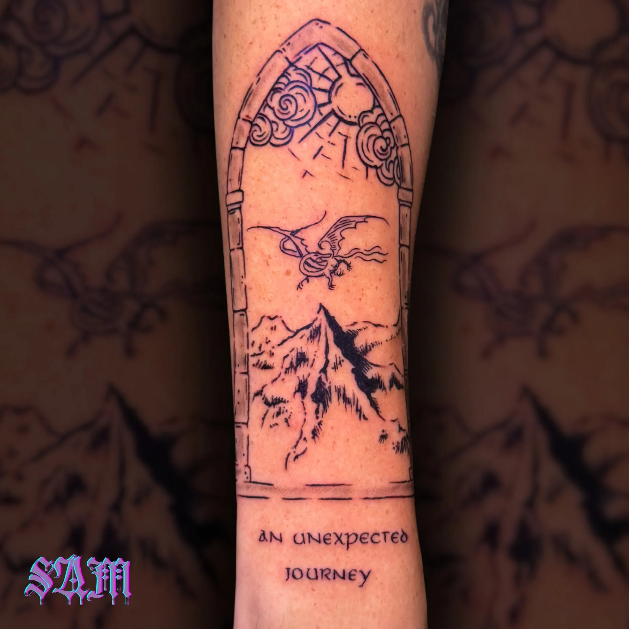 Not all those who wander are lost. ✨ @samjadeink crushed this Hobbit-inspired archway piece with crisp lettering, classic map-style shading, and pure Tolkien magic.

Ready to carry a piece of Middle-earth with you? Sam loves bringing bookish and fant