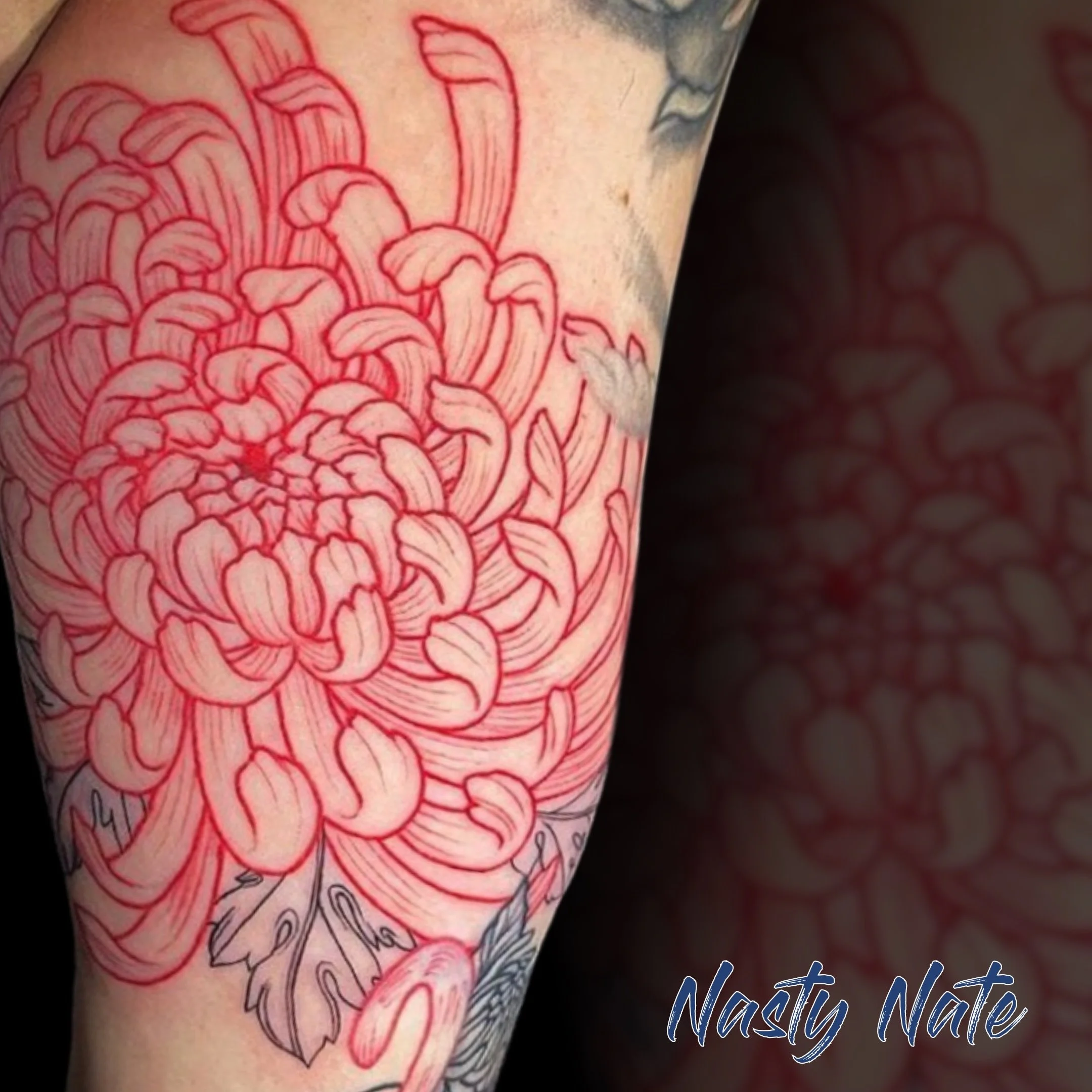 Red ink hits differently. @tattoos_by_nastynate pulled off incredible detail on this large-scale floral piece, mapping out every single petal in crisp red linework.

Ready to try something unique for your next floral tattoo? Let&rsquo;s get you on Na