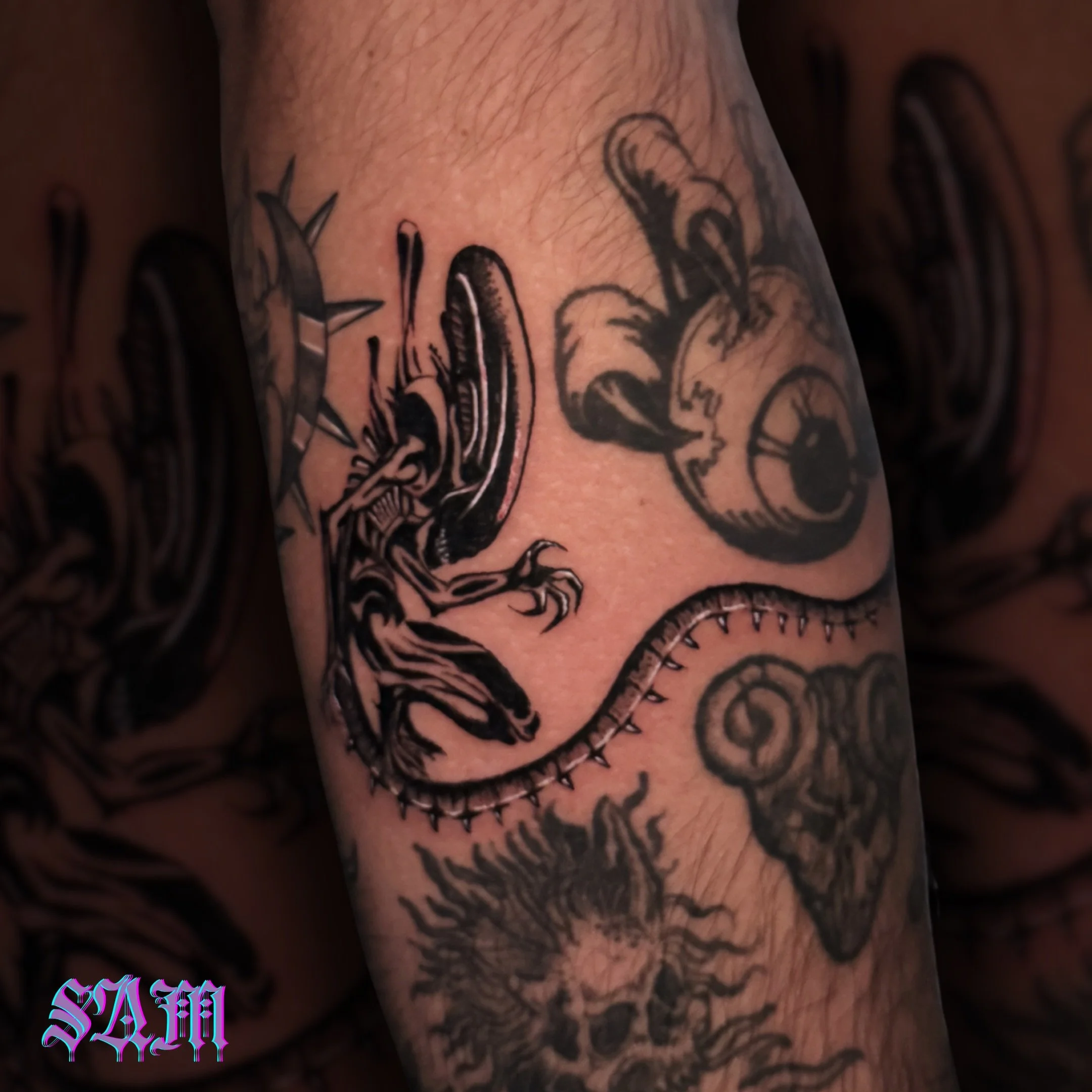 In space no one can hear you scream. 
Super sick gap filler of a xenomorph done by @samjadeink !

What&rsquo;s your ultimate sci-fi or horror movie tattoo? Drop your favorite monster in the comments!
Ready to book in your next session? ⬇️

🔗Click li