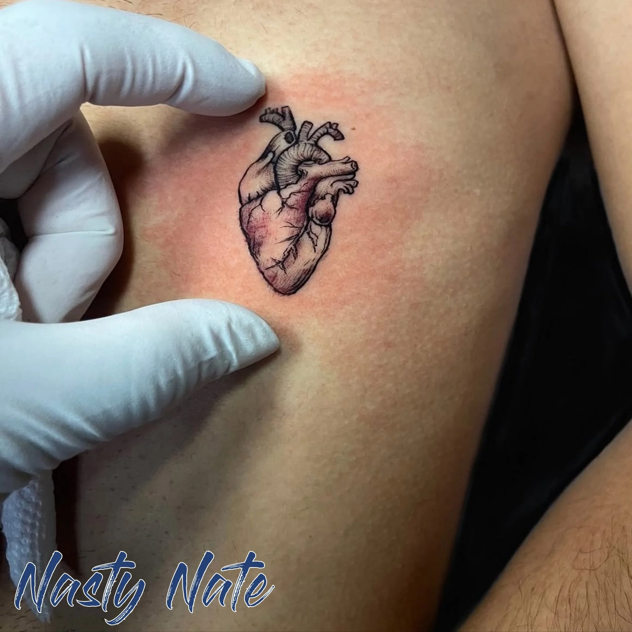 Putting his heart into the work. 🫀
@tattoos_by_nastynate knocked out this delicate anatomical heart piece, and the proportion against the fingers really shows off how intricate it is.

Where would you place a micro piece like this? Let us know below