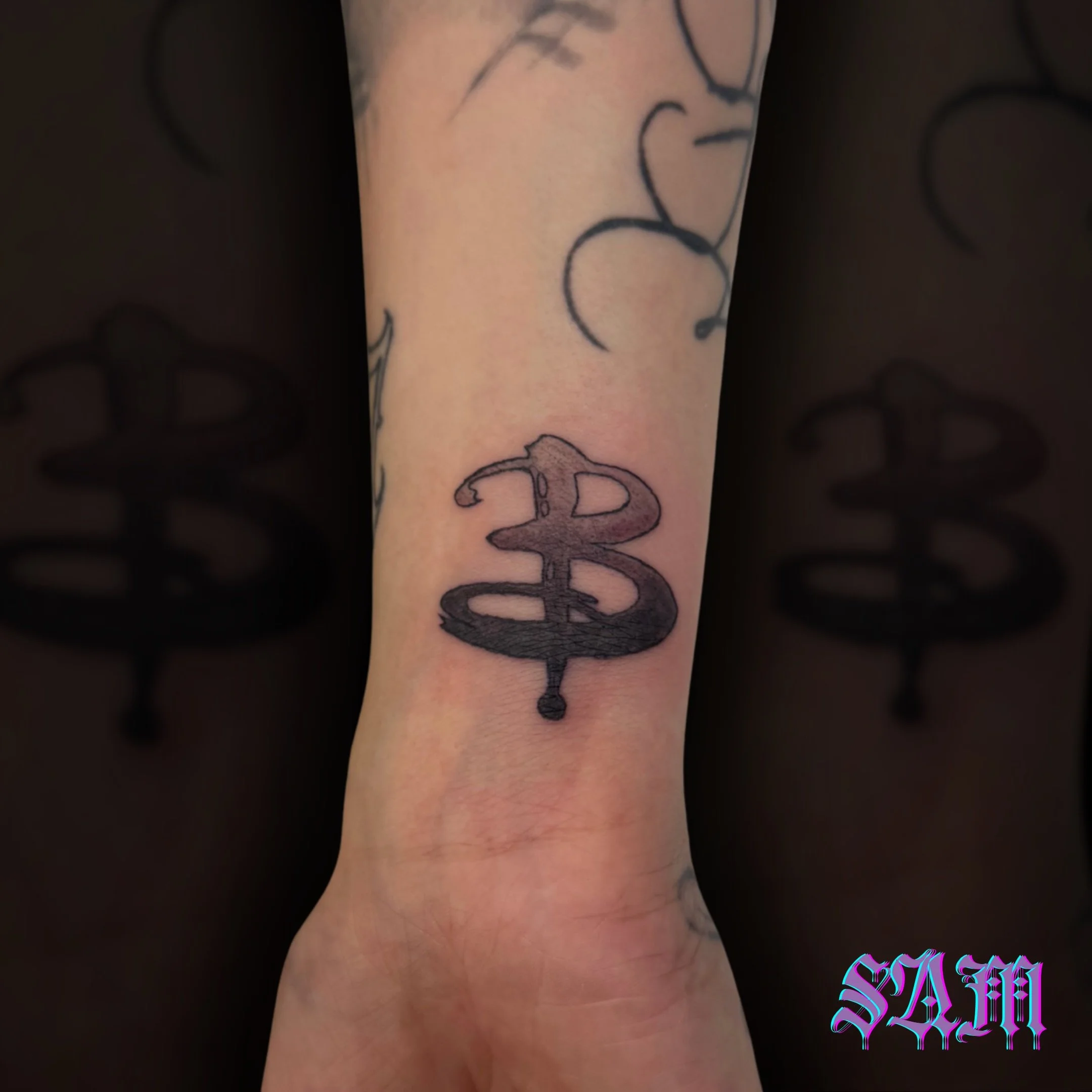 Into every generation, a slayer is born. 🗡️
@samjadeink brought all the 90s nostalgia with this crisp, iconic Buffy logo

Got a 90s cult classic or favorite TV symbol you&rsquo;ve been dying to get inked? Sam loves working on nostalgic and pop-cultu
