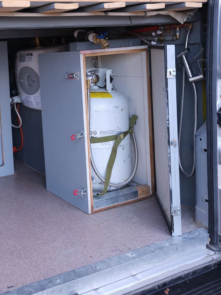 06 - sealed propane locker.jpg