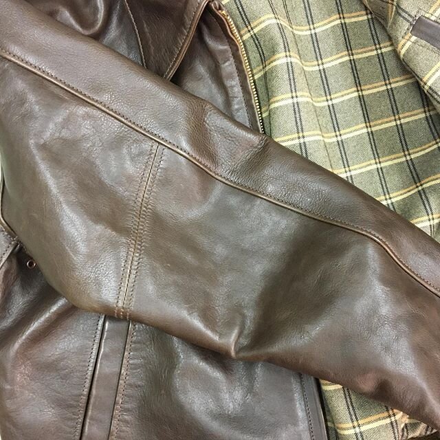 A classic bomber jacket in seal brown horse. 
www.norshorleatherjackets.com
Contact: 
sales@norshorleatherjackets.com

#norshorleather#norshorleatherjackets#vintageleatherjackets#goatskinjacket#horsehidejacket#talonzipper#40sstyle#handmade#motorcycle