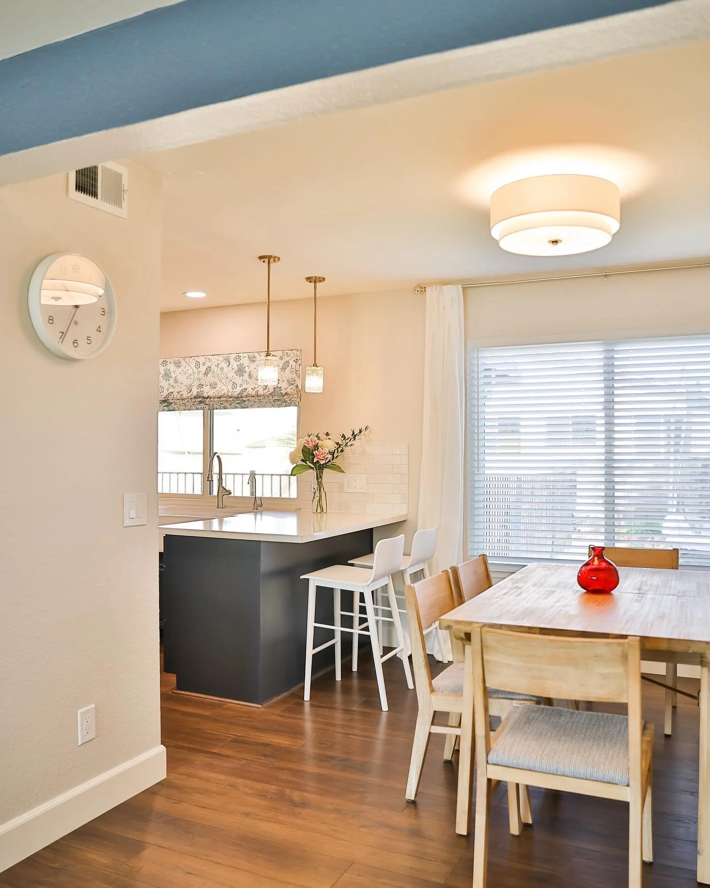 Out with the ode and in with the newt!

NEVER underestimate the effect a fresh coat of paint can have in your home&hellip;also removing walls, soffits, changing the floors, fixtures, cabinets, countertops and furnishings. Along with that, throw in so