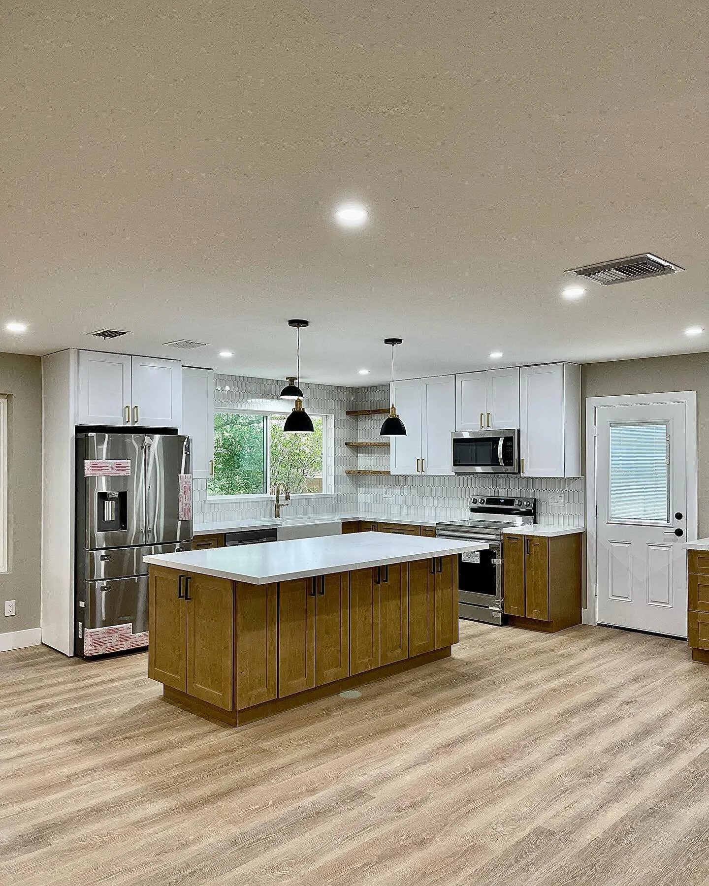 After and Before,
Amar&rsquo;e Sotomayor,
Change all but the front door,
After and Before

Music and lyrics by Kemi Ndolo
📸:Kemi Ndolo
Copyright 2022

#kitchen #suns #home #house #interiordesign #design #arizona #tempeaz #phoenix #white #wood #unico