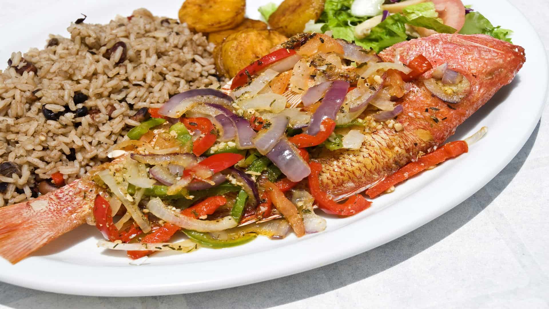 top-ten-foods-in-costa-rica_whole-fried-red-snapper.jpg