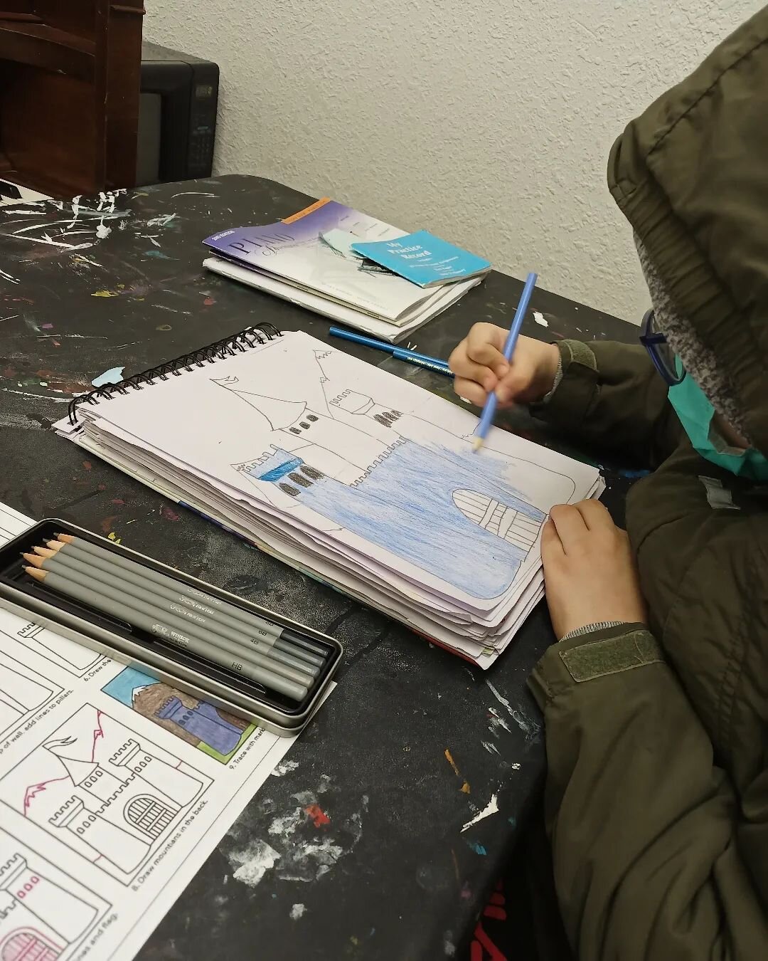 Getting to watch our kiddos get creative and try new things is so rewarding!
.
#newcottagearts #newcottageartsdenver #art #artlessons #artclasses #drawinglessons #drawingclasses #drawing