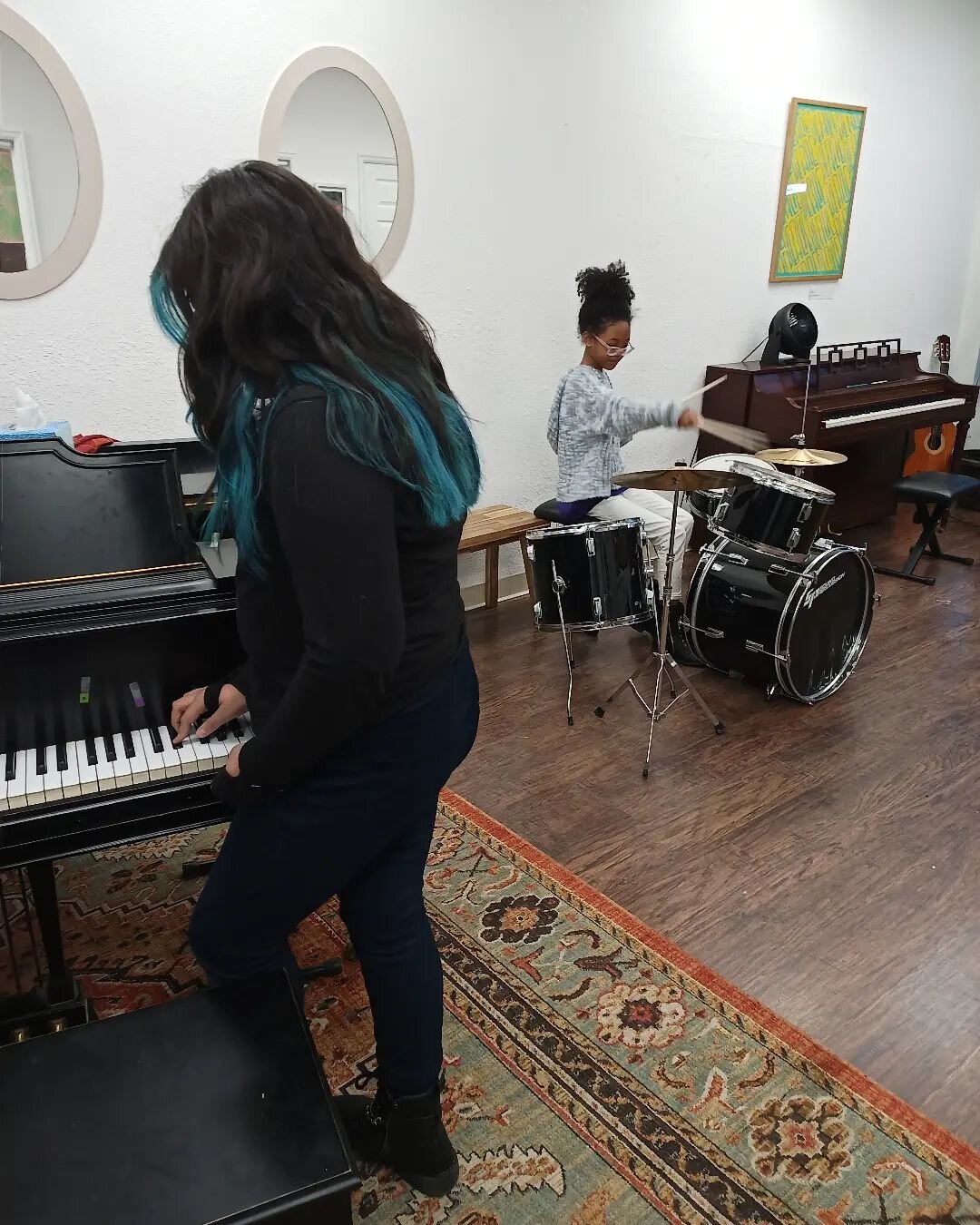 We love when we get to see our kiddos practice and jam together!
.
#newcottagearts #newcottageartsdenver #music #musiclessons #musicclasses