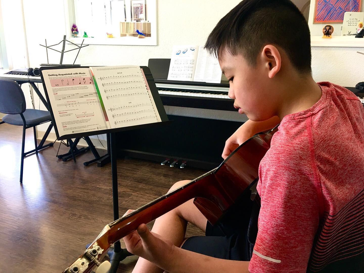 Saturday blues!  This morning at New Cottage Arts, we learned how to play the blues! This was Haydn's first try at it. 30 minutes later and we're already jammin'. Lots of talent here! 😎🎸