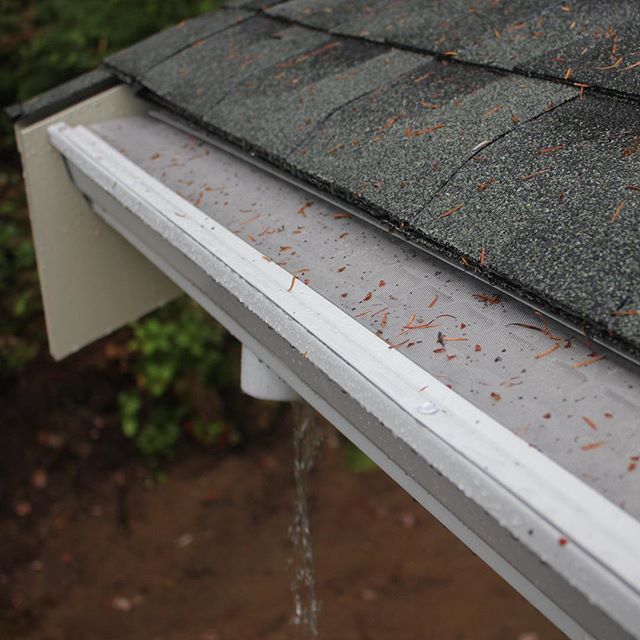 Don&rsquo;t sweat the small stuff with this amazing guard! Enter the rainy season prepared! Plus, you&rsquo;ll never have to reach your hand into gross, dirty, gutter again.
#gutterguard #neverhavecloggedgutters #gutter #clean #standardguard  #easycl