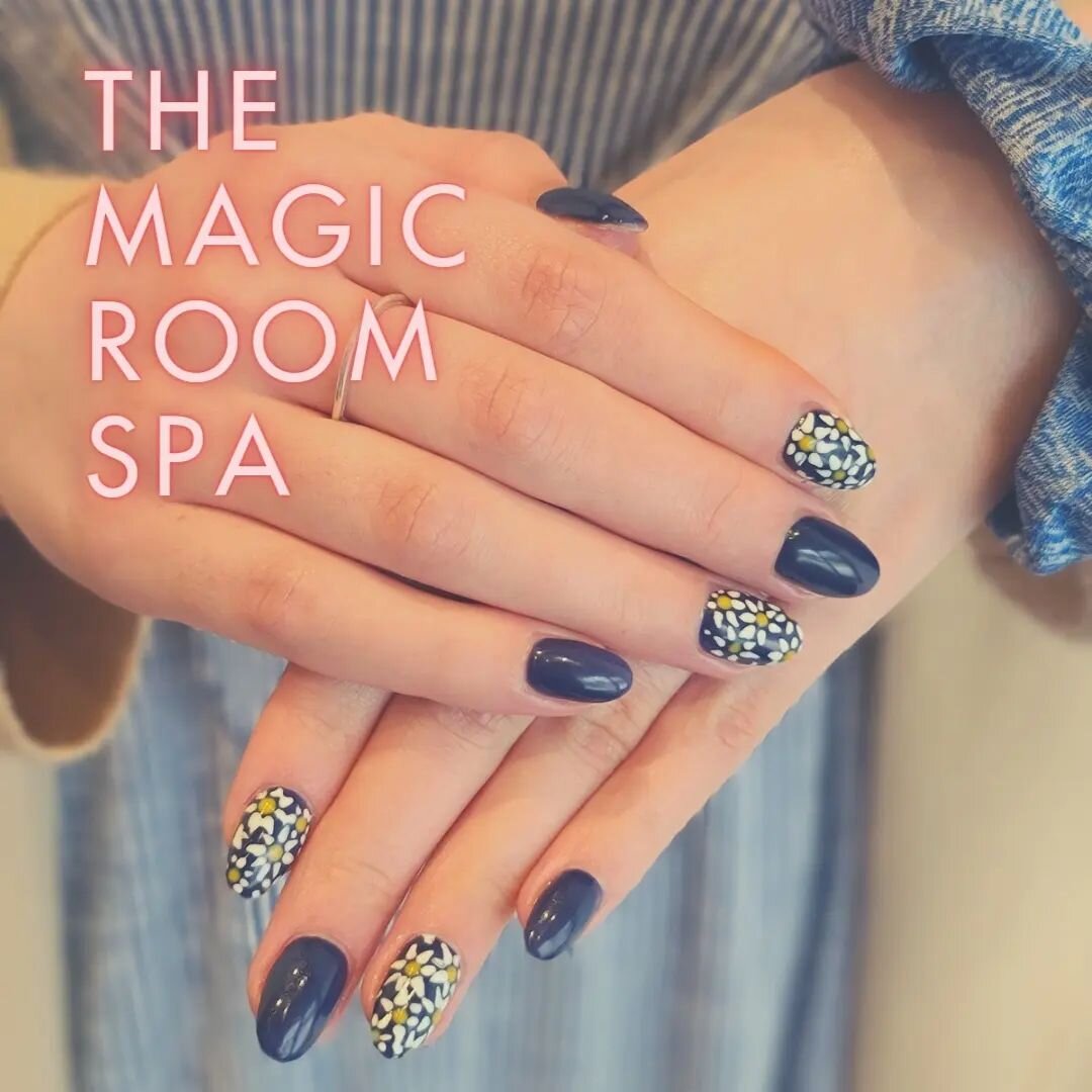 We love a perfect and classic set of nails. Who else is loving the spring vibe?
.
.
.

🌐 #magicroomspa 
📍 264 Edmonton St, WPG, MB
💻 magicroomspa.com
📞 204-943-6702
💌 info@magicroomspa.com

#winnipeg #downtownwinnipeg #winnipegpromos #mani #pedi