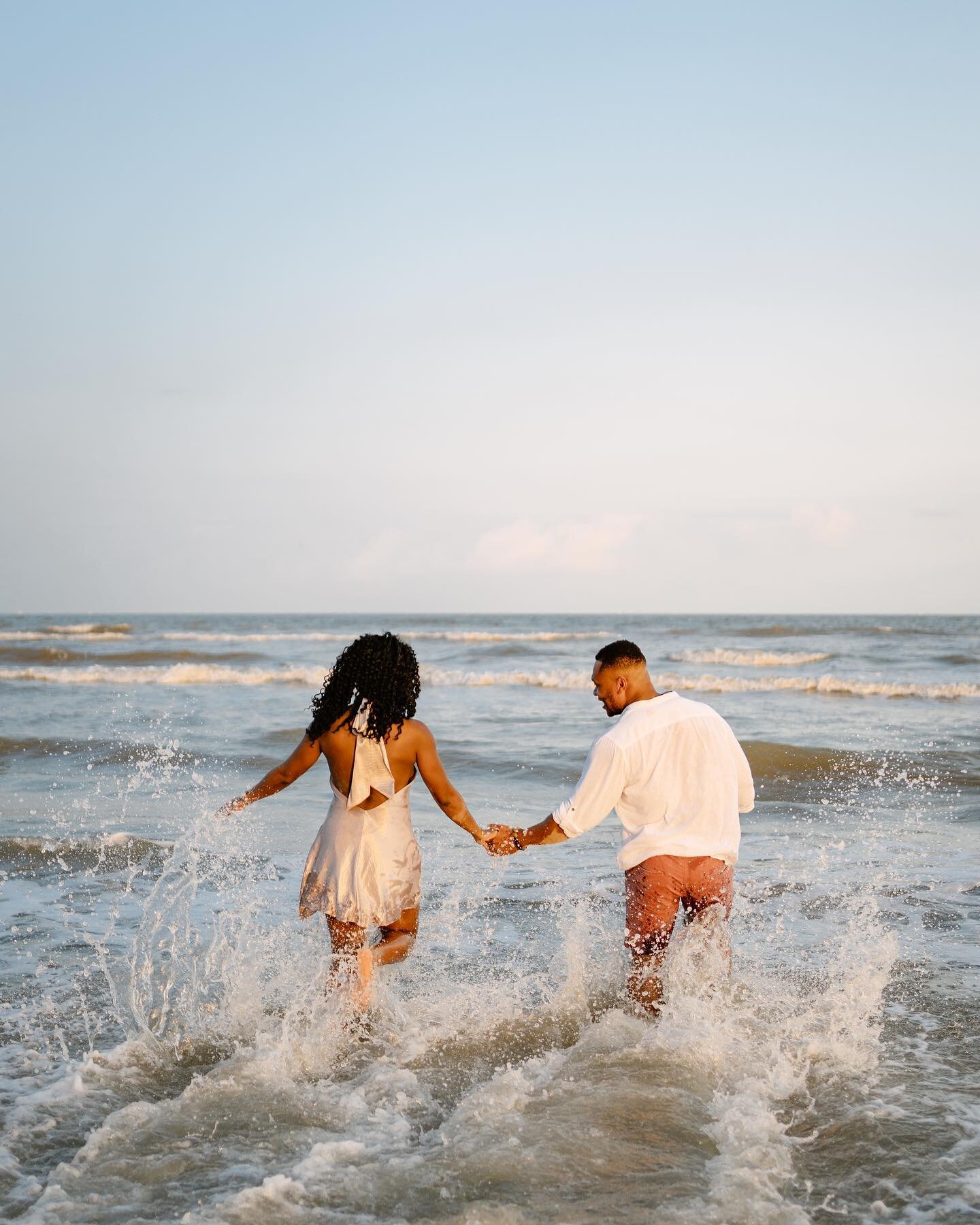 When you change plans from a city session to a beach session to hone in on your energetic chemistry. Love this session from Merielem + Alex 🥰🌊☀️

.
.
.
.
.
.
.
.
#theknottexas #wedhouston #texaswedding #texasweddingvenue #loveauthentic #houstonwedd