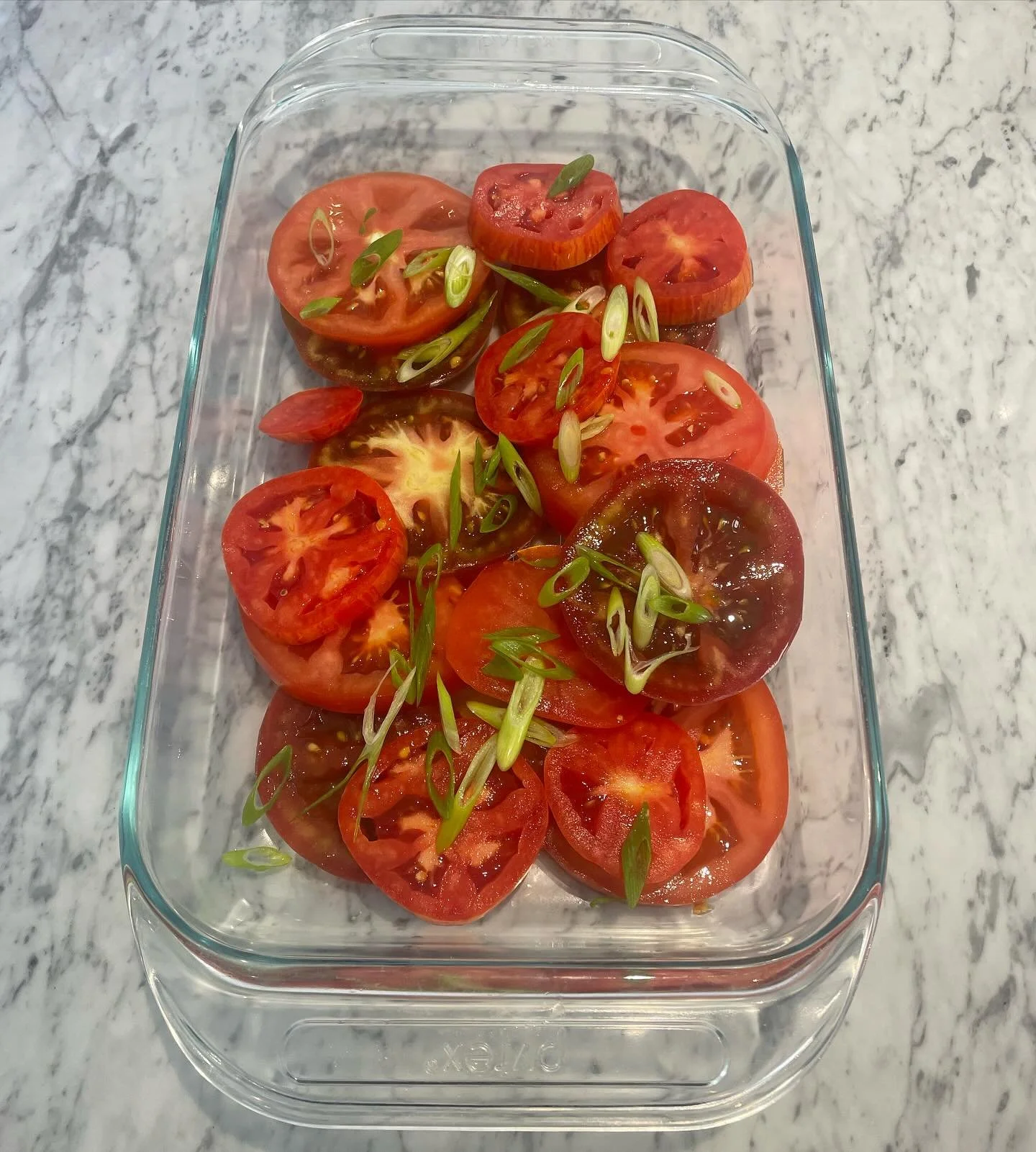 Sliced heirloom tomatoes served with scallion oil for drizzling 🍅 

#tomatoes #tomatosalad #slicedtomatoes #heirloomtomatoes #mealprepchef #dcchef #chefswithoutrestaurants