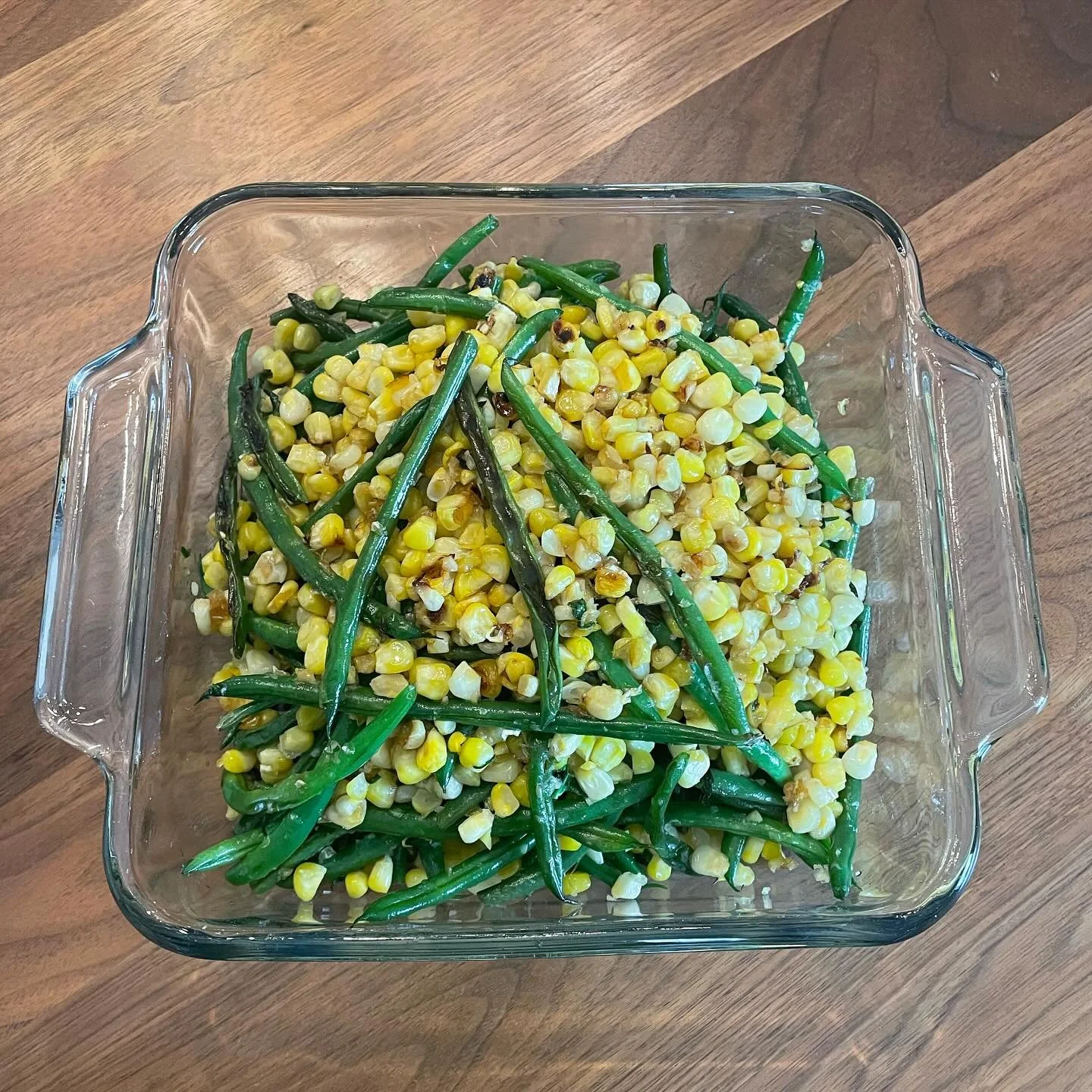 Green beans &amp; summer corn with garlic herb butter 😋 🧄 🌿 🌽 

#herbbutter #herbedbutter #corn #freshcorn #summercorn #greenbeans #haricotsverts #fiddleheaechef #dcchef #chefswithoutrestaurants
