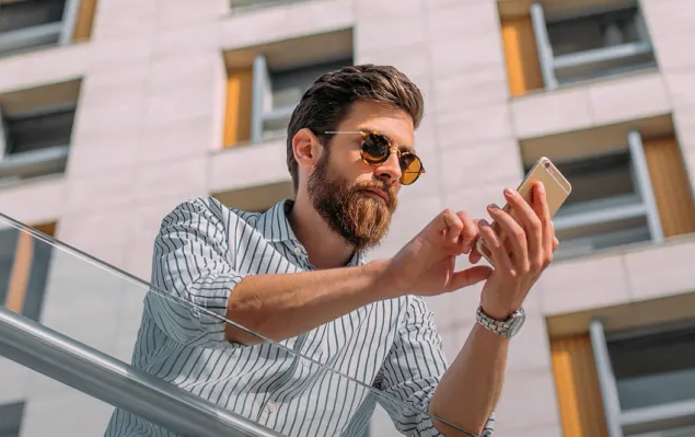 What Makes A Truly Compelling Dating Profile: A Language Strategist Explains