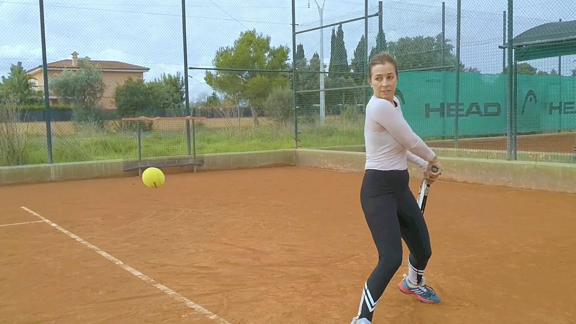 Beginner Backhand: Why 2 hands are better than 1