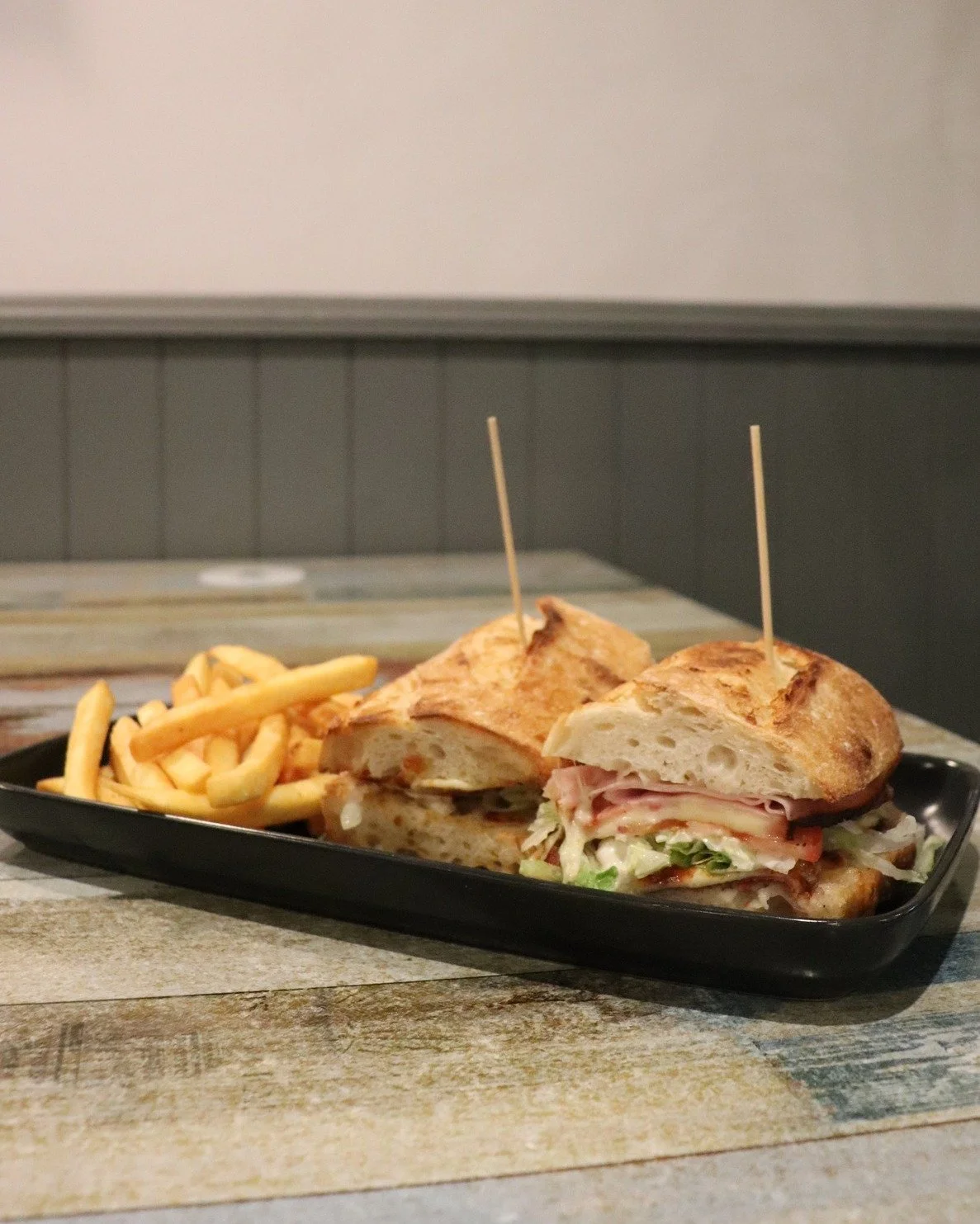 Weekend plans? We reckon trying our two new subs should be high on the list 👀🥖

🔥 Stromboli
Napoli sauce, Italian sausage, onion, capsicum &amp; mozzarella

🔥 Chicago Beef
Tender pulled beef, onion, mild peppers, mozzarella &amp; jus

Toasted, lo