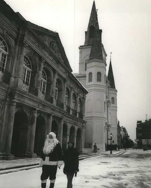 Check out @nolanews Santa in New Orleans. You&rsquo;ll see this sweet image and so many more. .
Walt and Ronda Rose walk through Jackson Square as Santa and Elf In 1989.💕 .
📸Kathy Anderson
.
.
.
.
.
.
#louisianaloomworks #santaandelf #jacksonsquare