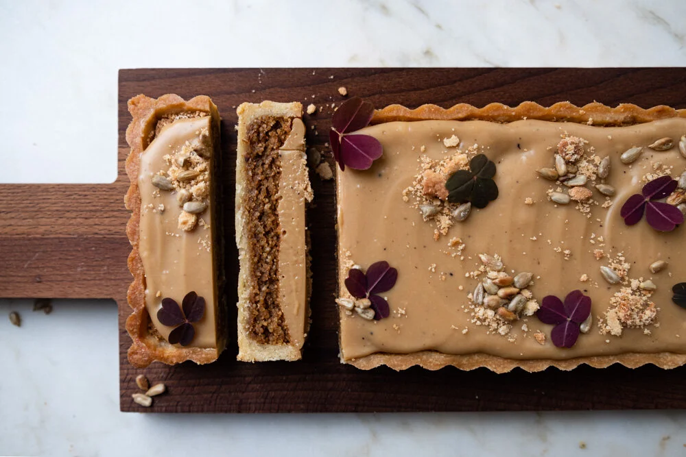 Tonka- och Solrosfröpaj toppad med Blond Chokladganache med Kaffe