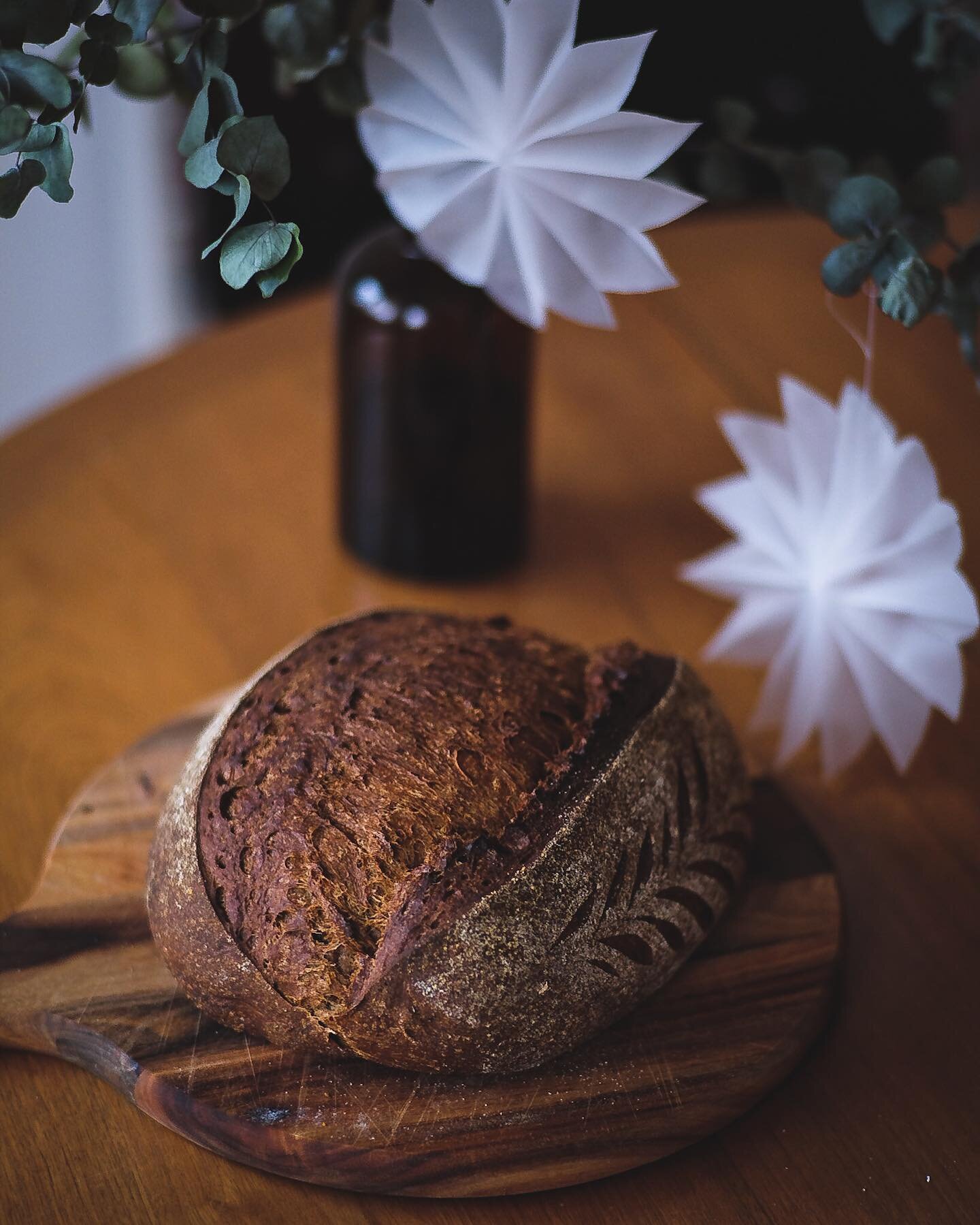 Urs&auml;kta att jag st&ouml;r bland alla lussebullsbilder men ville bara skryta lite med min v&ouml;rtsuris 😌 hejd&aring;

#baka #hembakat #v&ouml;rtbr&ouml;d #surdegsbr&ouml;d #surdeg #sourdough #helasverigebakar #br&ouml;d #gluten #vetekonstochso