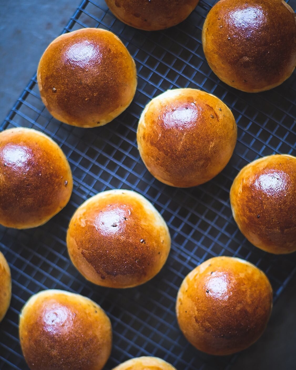 Ja, det b&ouml;rjar ju n&auml;rma sig s&aring; b&auml;st att vara redo...

Mina allra b&auml;sta fastlagsbullar g&ouml;rs med tangzhong, d&aring; blir de extra saftiga. Receptet finns p&aring; hemsidan under kategorin vetebr&ouml;d.

#semla #semlor #