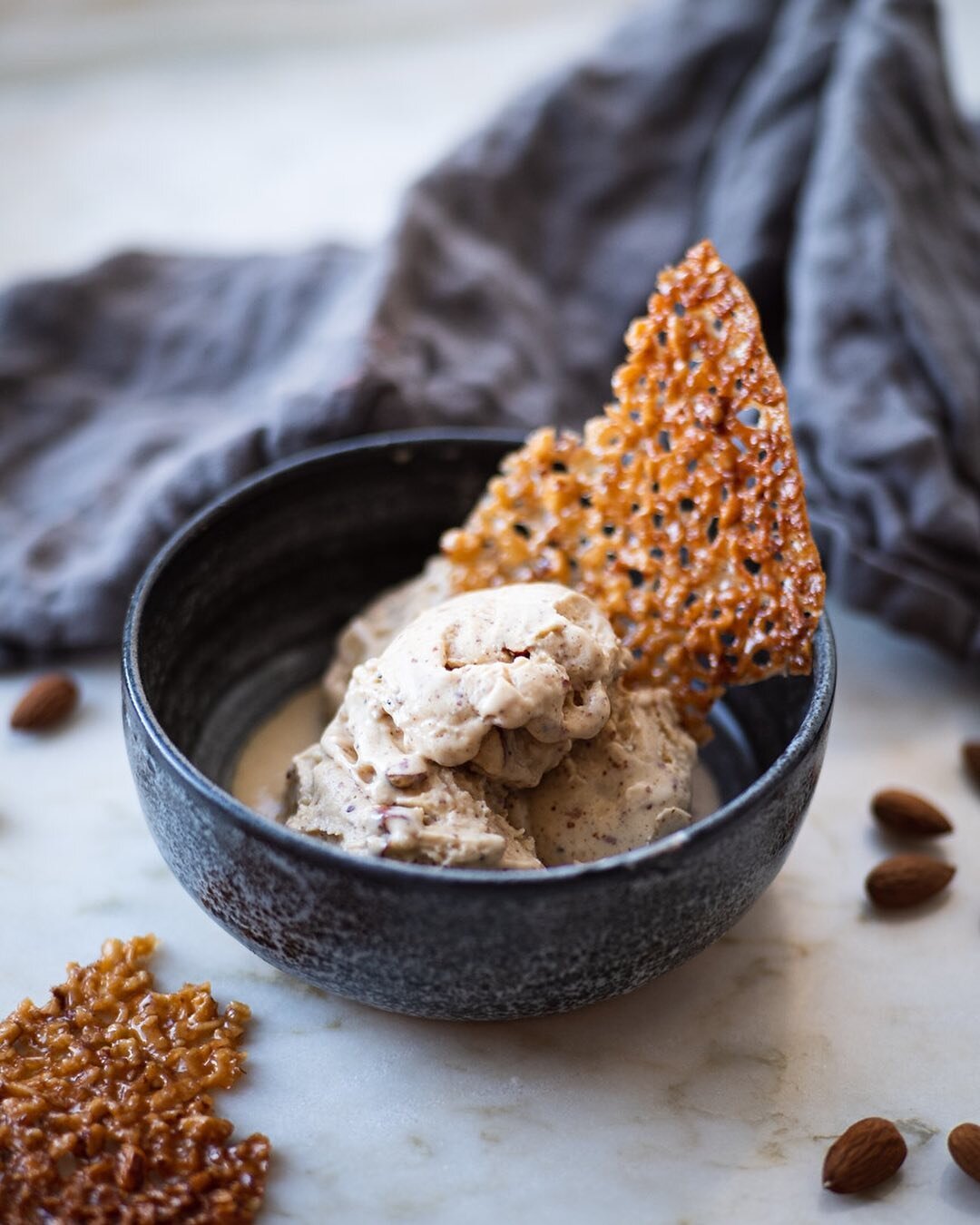 N&auml;r man har tr&ouml;ttnat p&aring; semlorna kan man ist&auml;llet &auml;ta semmelglass 🍦 Denna glass med karamelliserade mandlar och kardemumma &auml;r riktigt dra-mig-bakl&auml;nges god, b&aring;de n&ouml;tig och kn&auml;ckig i smaken. Till de