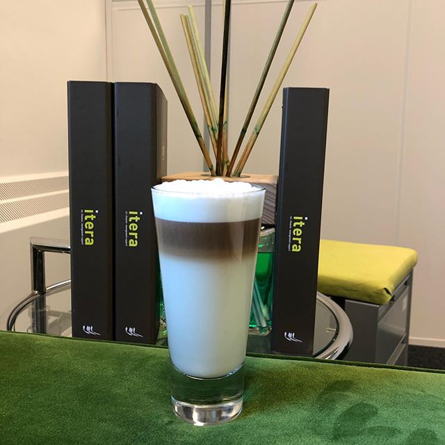 Lekkere start van de dag!

Kom jij ook een lekkere Latte Macchiato bij ons op kantoor drinken?

#itera#start#friday#latte#macchiato