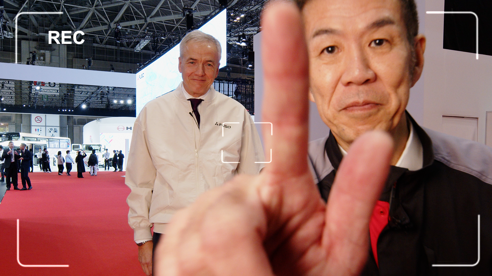 Mitsubishi FUSO - FUSO and Hino CEOs Visit Each Other’s Exhibits at JMS 2025 CM
