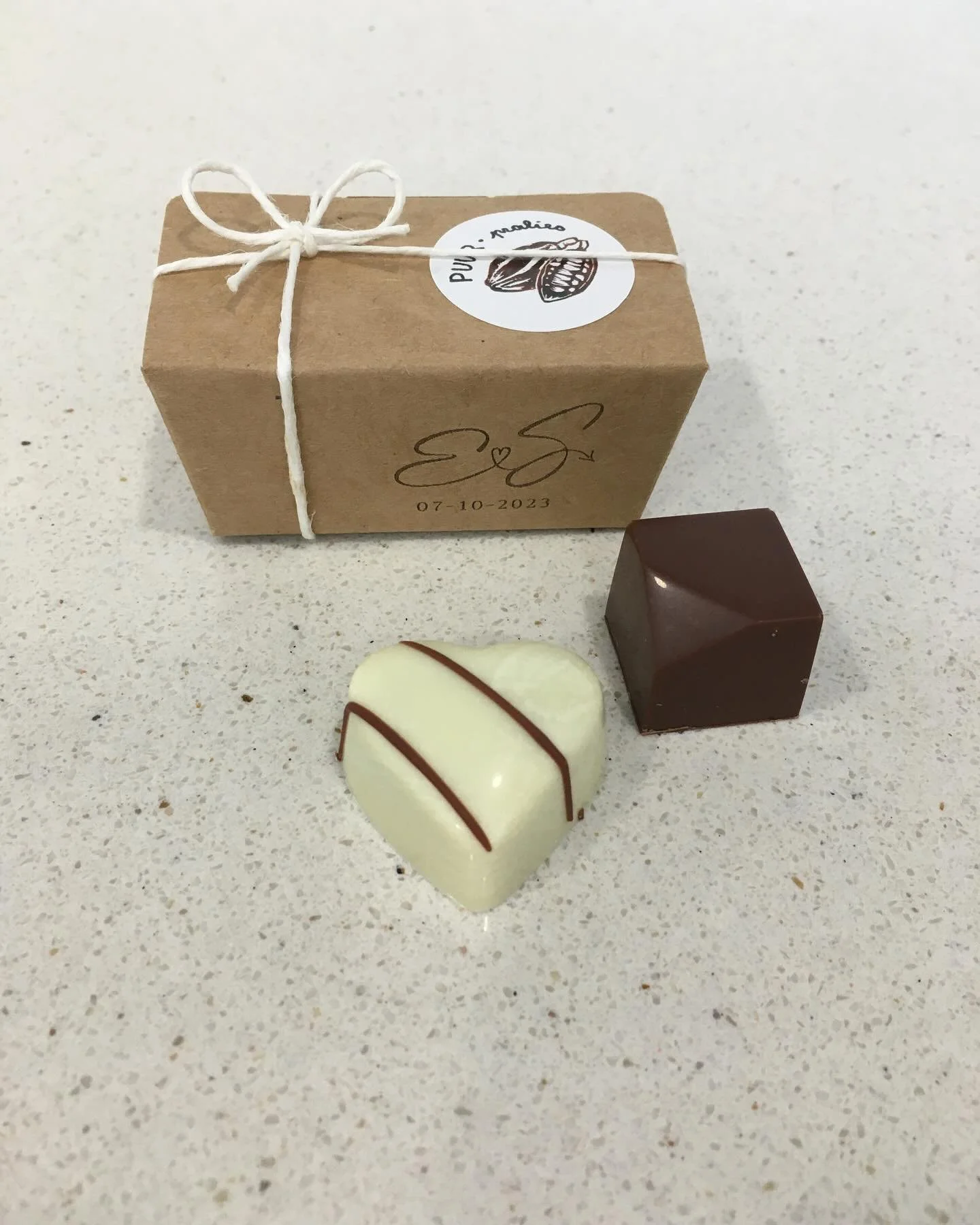 Throwback to my brother&rsquo;s beautiful wedding last year ❤️👰🏼&zwj;♀️🤵🏼&zwj;♂️and what a party it was! They treated all the guests with a small box of my handmade chocolates. In my opinion the best start of a marriage! #weddinggift #chocolates 