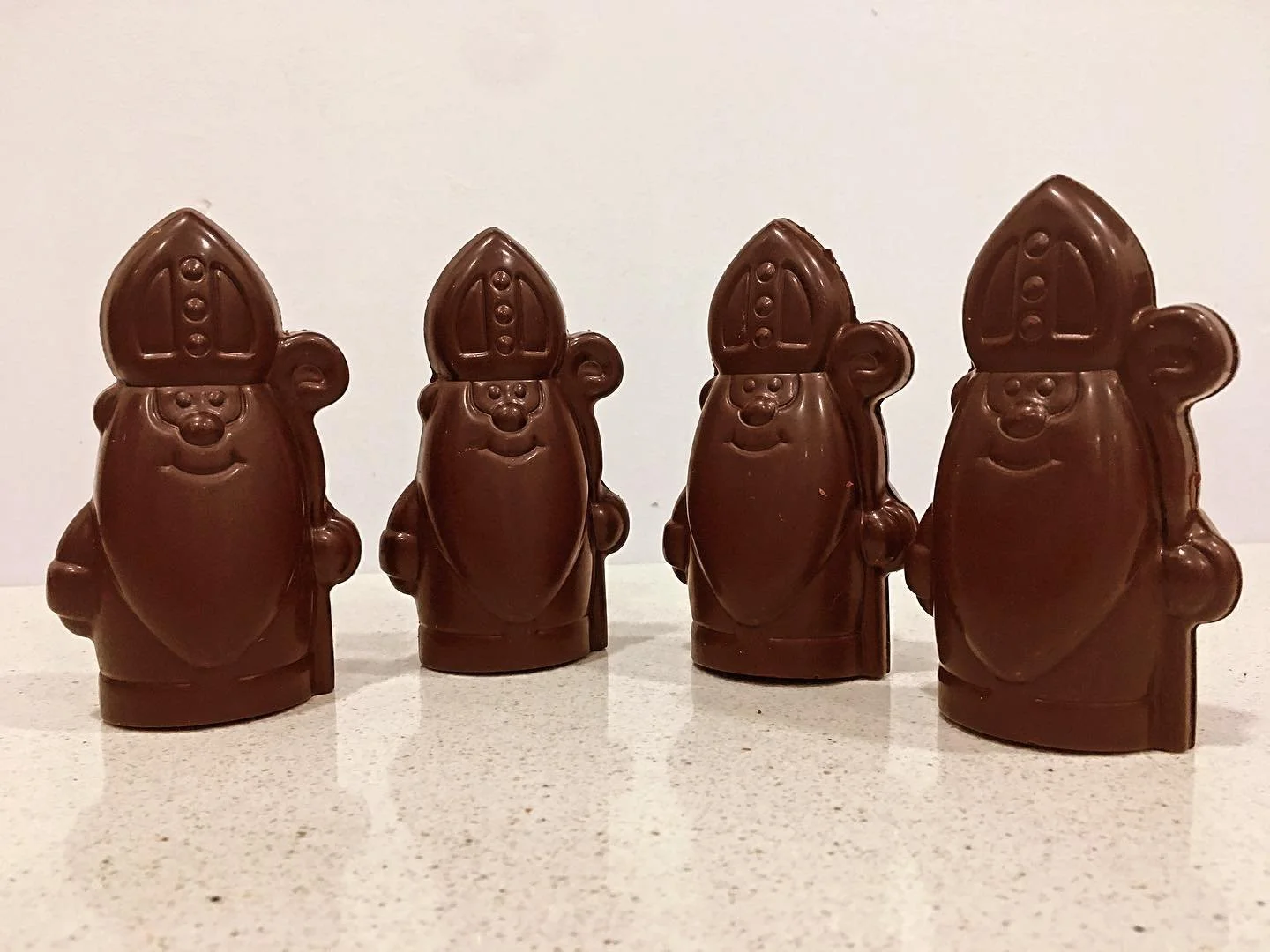 Nu de sint in het land is, assisteren we hem graag mee met al dat lekkers te maken 🍫 (bij interesse, stuur gerust een berichtje)  #sinterklaas #sint #chocoladefiguren #holgoed #chocolate #alwiebraafiskrijgtzoet
