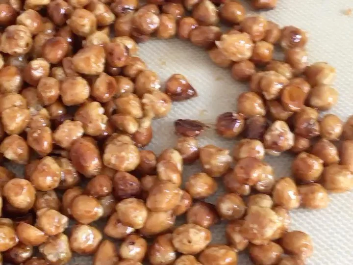 En ook tijdens grijze regenachtige dagen maken we gewoon verder heerlijke gekarameliseerde noten voor de hazelnootpralin&eacute;. Mijn persoonlijke favoriet #hazelnotenpralin&eacute; #pralines #goedevoorbereiding #zaligegeur #lekkerherfstig #chocolat