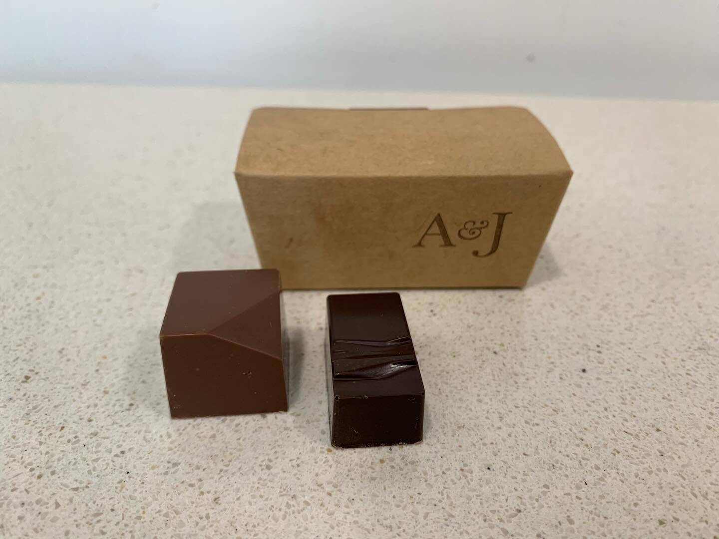 Dit weekend heeft het klassekoppel A&amp;J ja tegen elkaar gezegd 👰🏼&zwj;♀️💍🤵🏼&zwj;♂️En bij klasse hoort chocolade! Dikke proficiat aan het prachtkoppel ❤️ #weddinggifts #huwelijksbedankjes #trouwinspiratie #chocolade #chocolate #personalgifts #