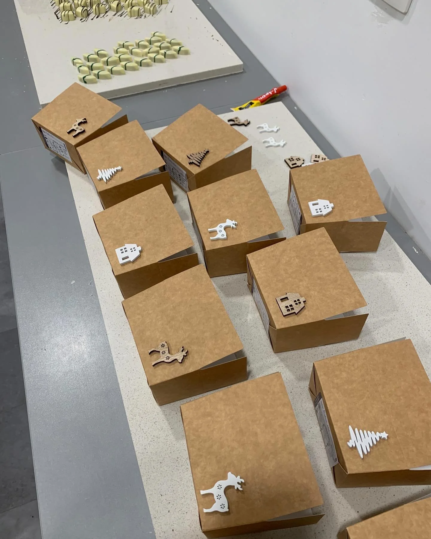 Ho Ho Ho! De eerste kerstdoosjes staan al weer klaar om de gezellige feestdagen nog lekkerder te maken. Fijne feestdagen allemaal 🎄#knutselenkanaltijd #christmas #chocolate #kerstchocolade #chocolade #pralines #geschenk #kerstcadeau