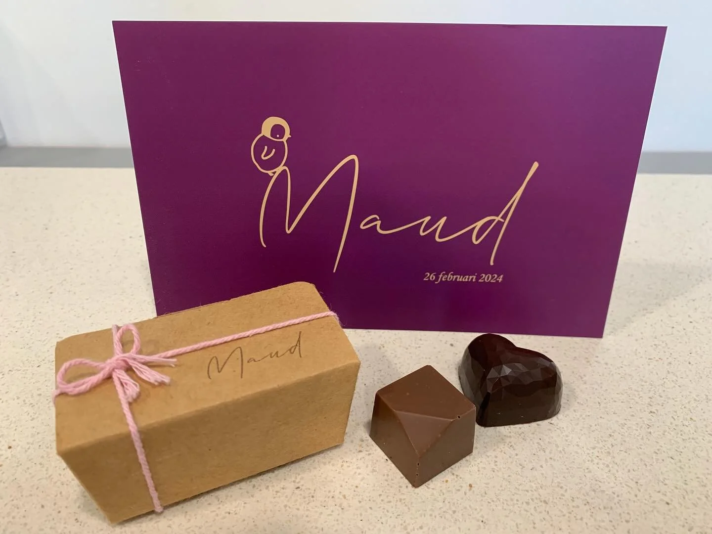 Kleine Maud wordt grote zus en ook zij werd al van bij de geboorte in de watten gelegd met chocolade door haar liefste ouders @maes.line &amp; @jurianhendriks ❤️ Topstart. #doopsuikers #geboortecadeau #birthgift #suikerbonenalternatief #chocolate #ch