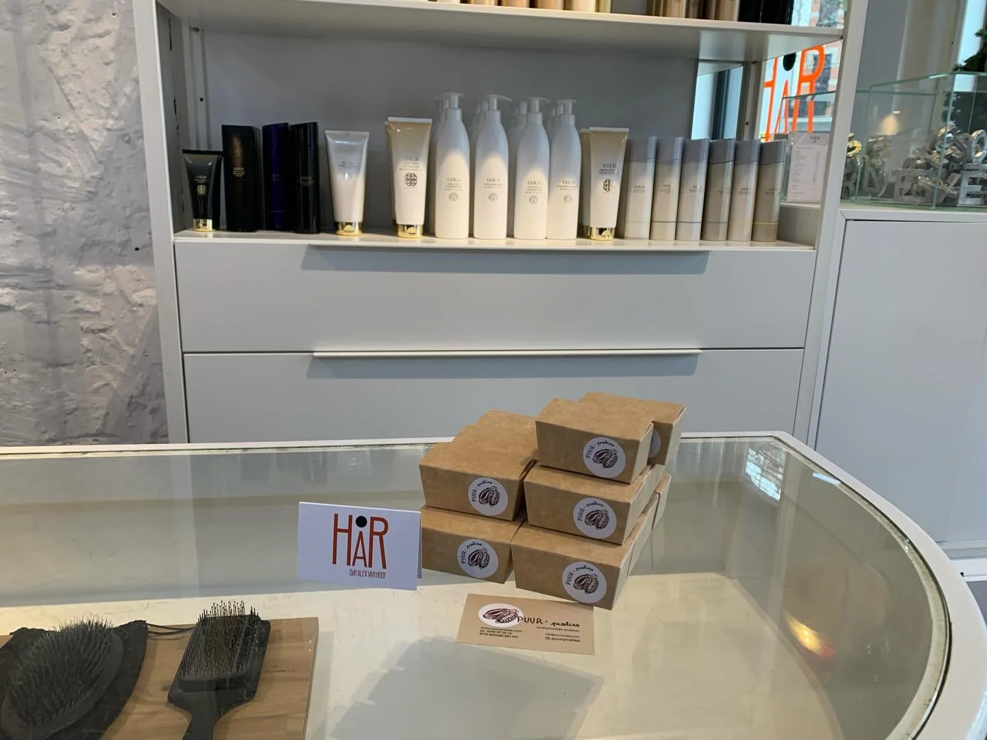 Alsof deze topkappers hun klanten nog niet genoeg verwennen met ze een fantastische coupe te geven, werden ze nog extra in de watten gelegd met een doosje pralines tijdens eindejaar, pure verwennerij! Met dank aan @hardoralex  #metime #hairdressing #