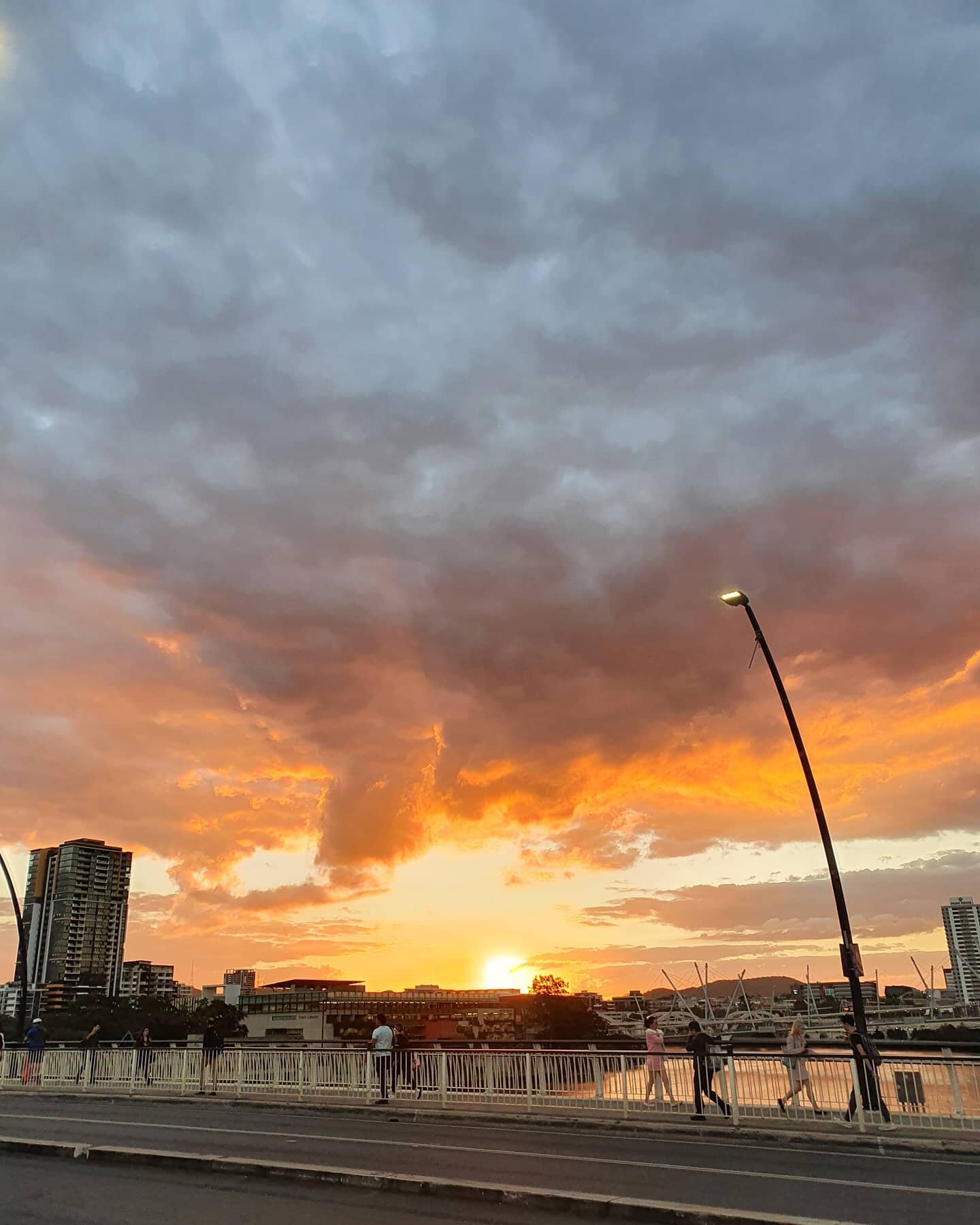 City Sunsets &amp; where to find them.. 😍.
.
The walk along Victoria Bridge with views across to Southbank &amp; @qagoma is all the more pleasant this time of year🔥.

.
Certainly a beautiful way to end a busy day don't you think?

.
📸@discoverbris
