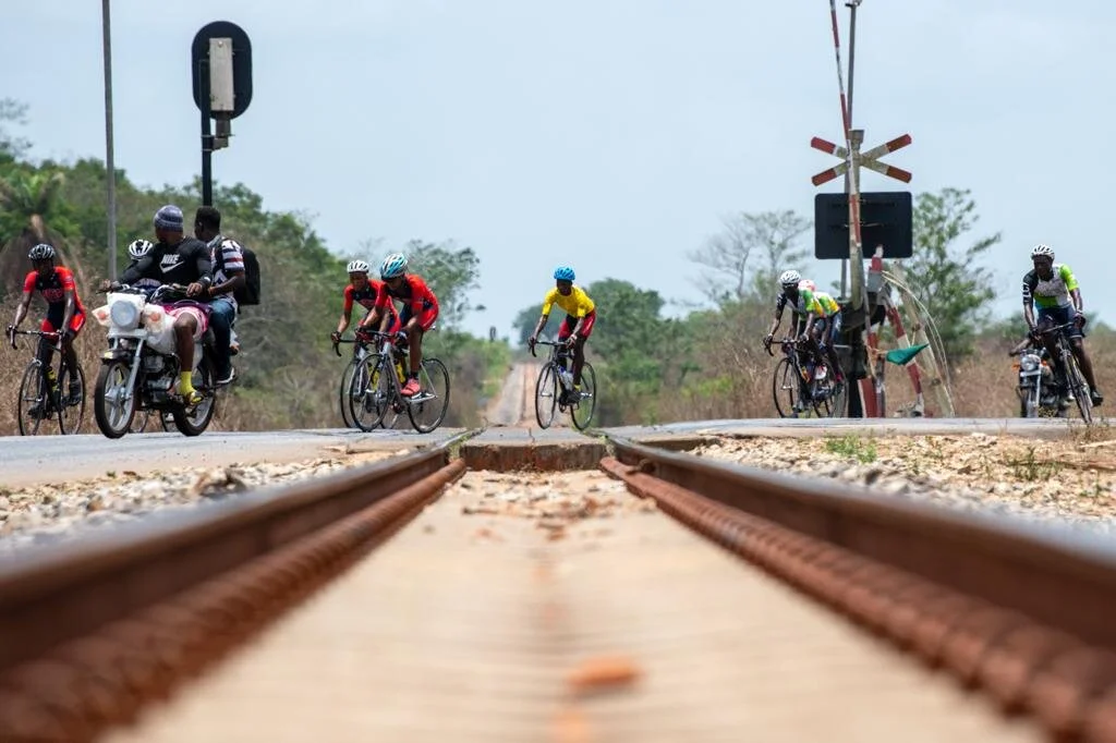  The peloton heads over the railway tracks on the way back towards Lunsar. 